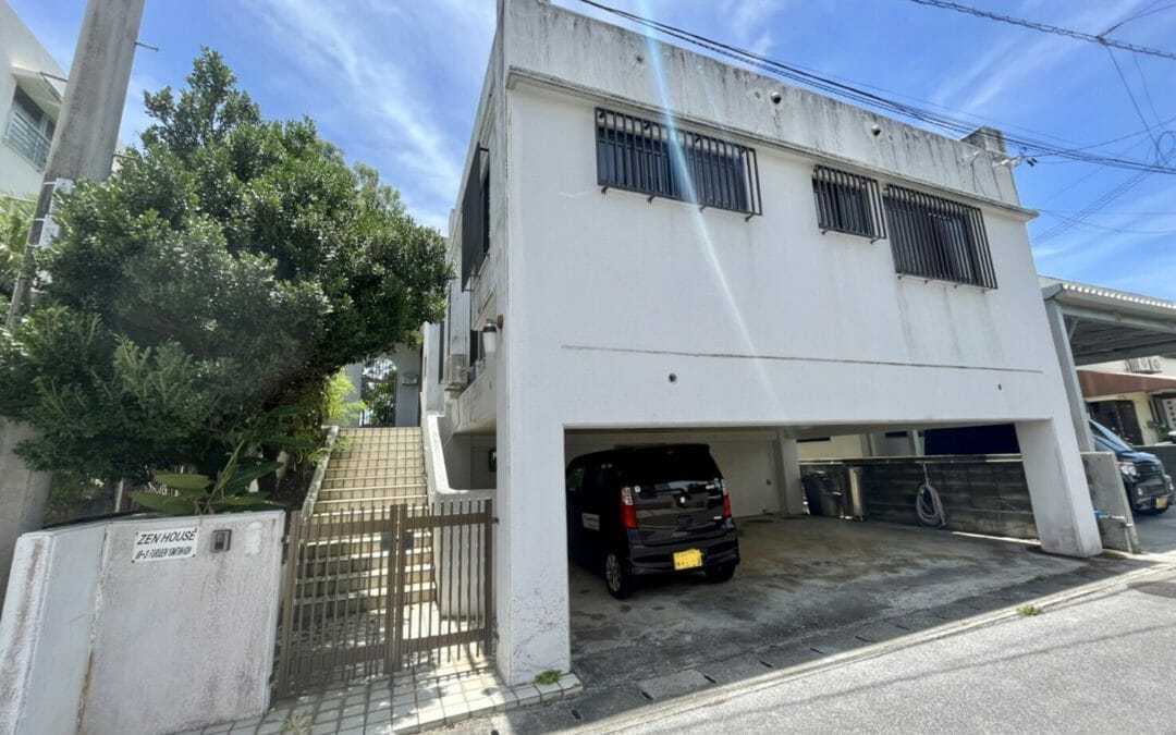 single house with spacious parking in Yomitan