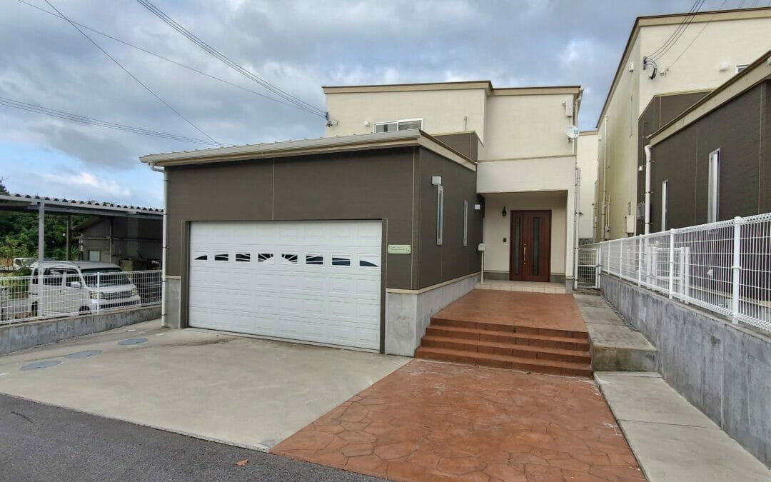 2story single house with yard and garage