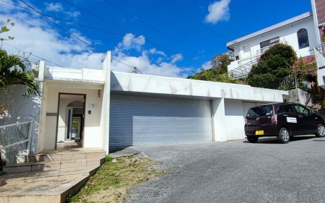 single house with garage in Chatan