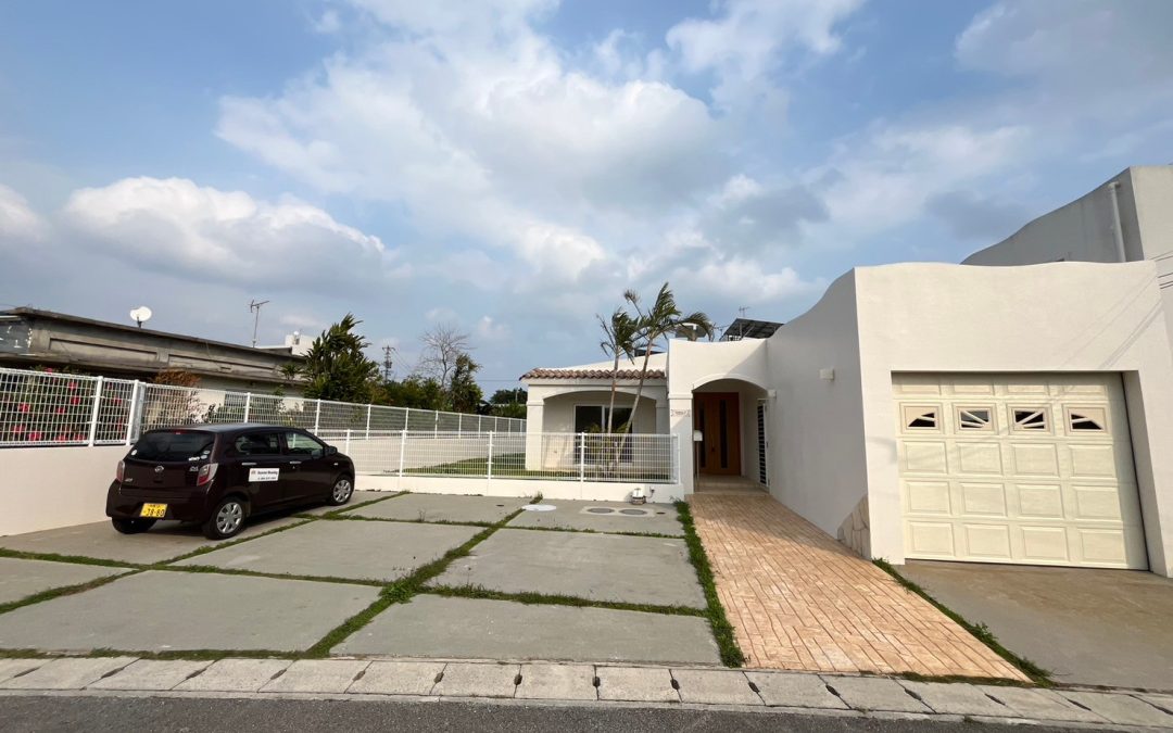 Modern 3bed single story house with fenced yeard