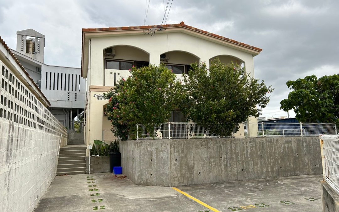 Single House with fenced yard in Uruma